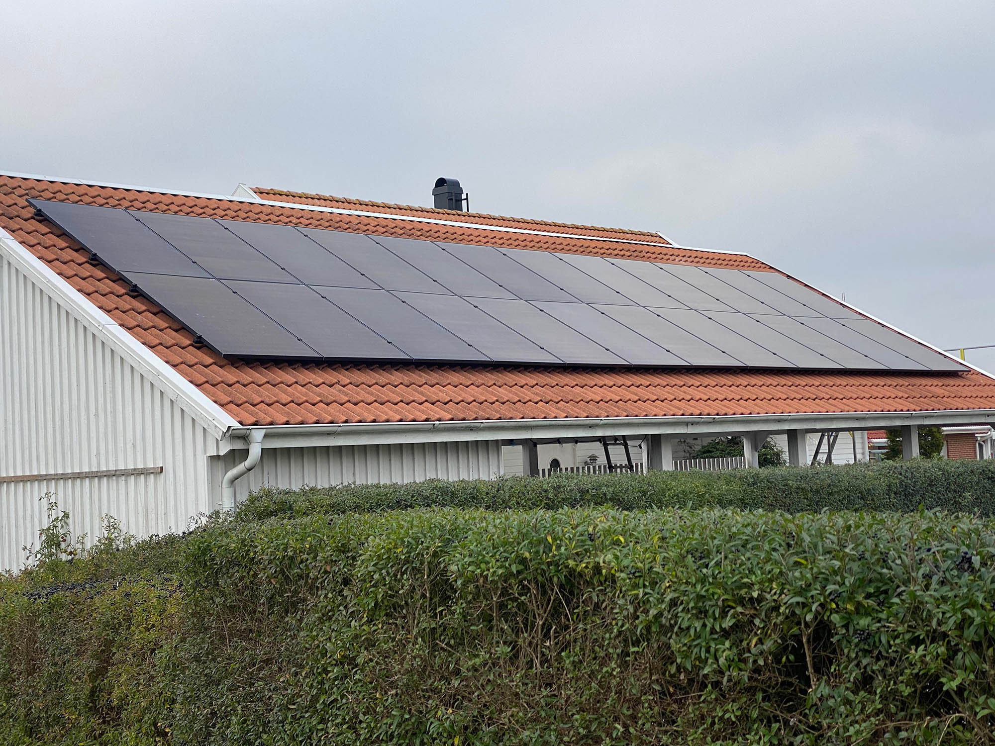 Solceller installerade på tegeltak