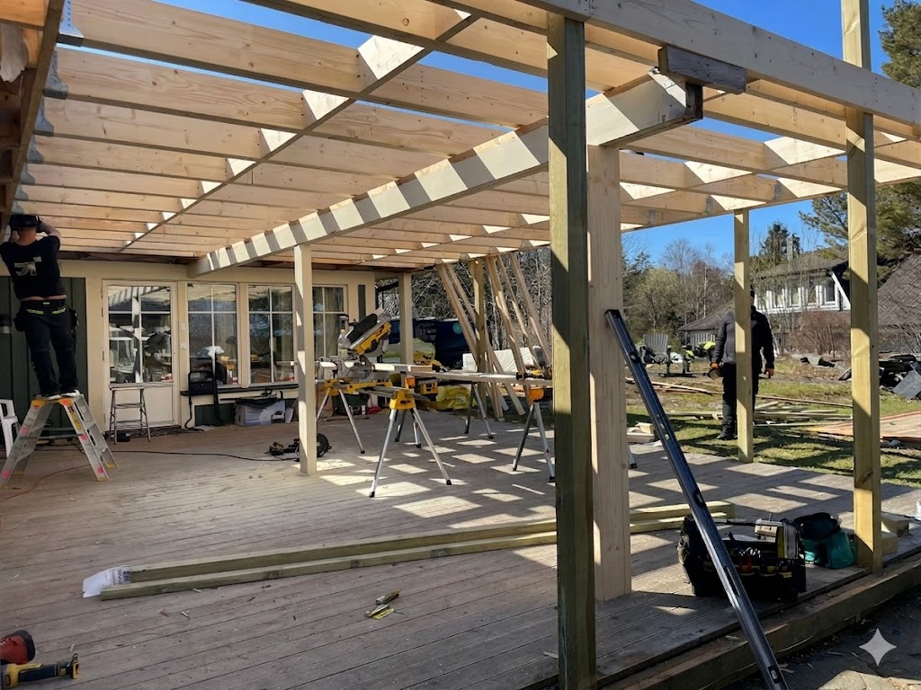 Pågående altantakbygge med träkonstruktion